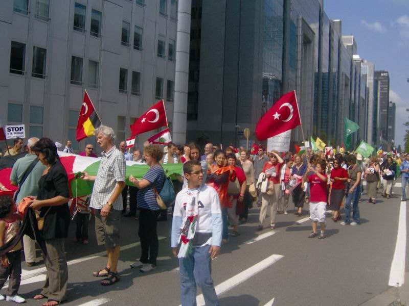 Brüksel'de onbinler ABD ve İsraili lanetledi
