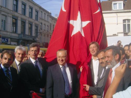 Hoca heykeli açılında siyasiler gövde gösterisi yaptı