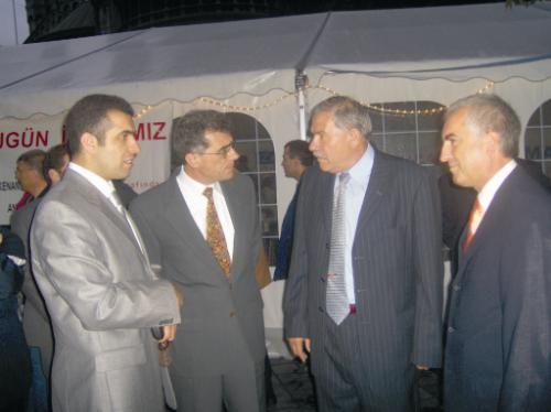 Ramazan çadırının konukları Büyükelçi  Fuat Tanlay ve Bakan Emir Kır idi