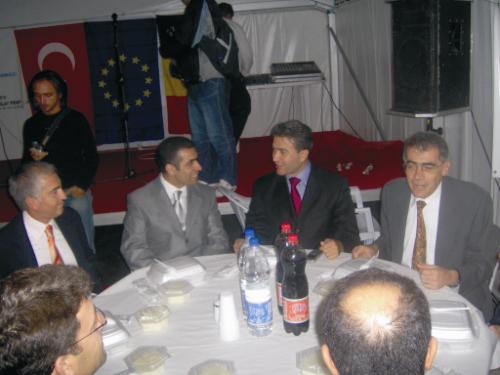 Ramazan çadırının konukları Büyükelçi  Fuat Tanlay ve Bakan Emir Kır idi