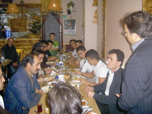 SAİT KÖSE SPORCULARA YEMEK VERDİ
