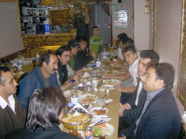 SAİT KÖSE SPORCULARA YEMEK VERDİ