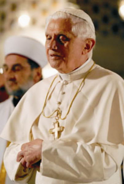 Papa, Sultanahmet'e girerken ayakkabılarını çıkarttı