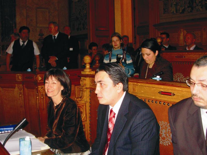 MAHİNUR ÖZDEMİR BAŞÖRTÜLÜ YEMİN ETTİ