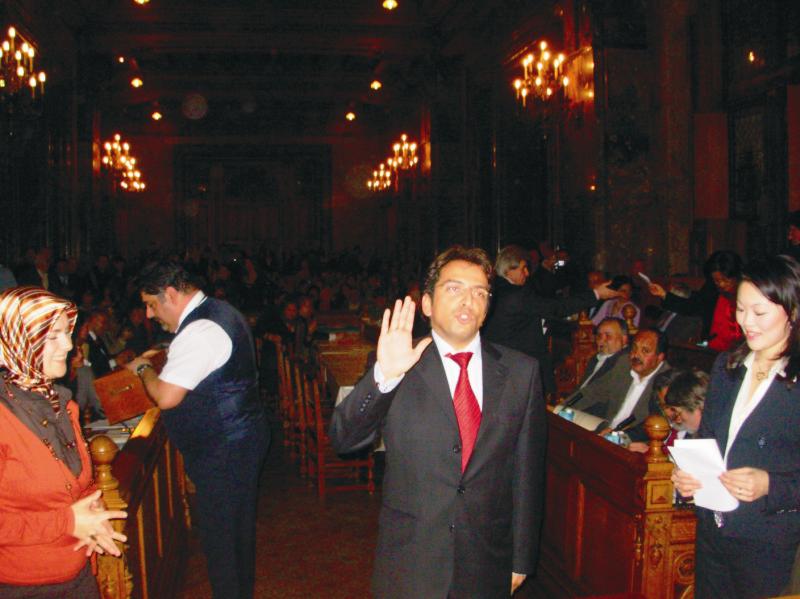 MAHİNUR ÖZDEMİR BAŞÖRTÜLÜ YEMİN ETTİ