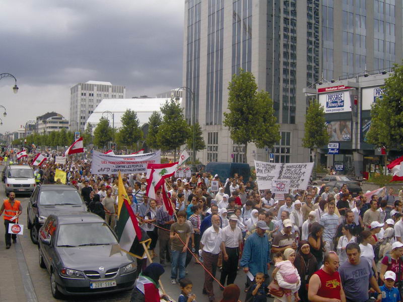 Onbinler Brüksel'de İsrail'i protesto etti