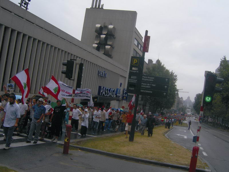 Onbinler Brüksel'de İsrail'i protesto etti