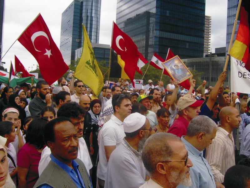 Onbinler Brüksel'de İsrail'i protesto etti