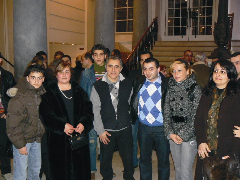 AZERİ SANATÇI AYAKTA ALKIŞLANDI