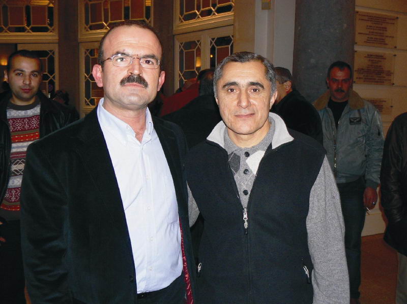 AZERİ SANATÇI AYAKTA ALKIŞLANDI