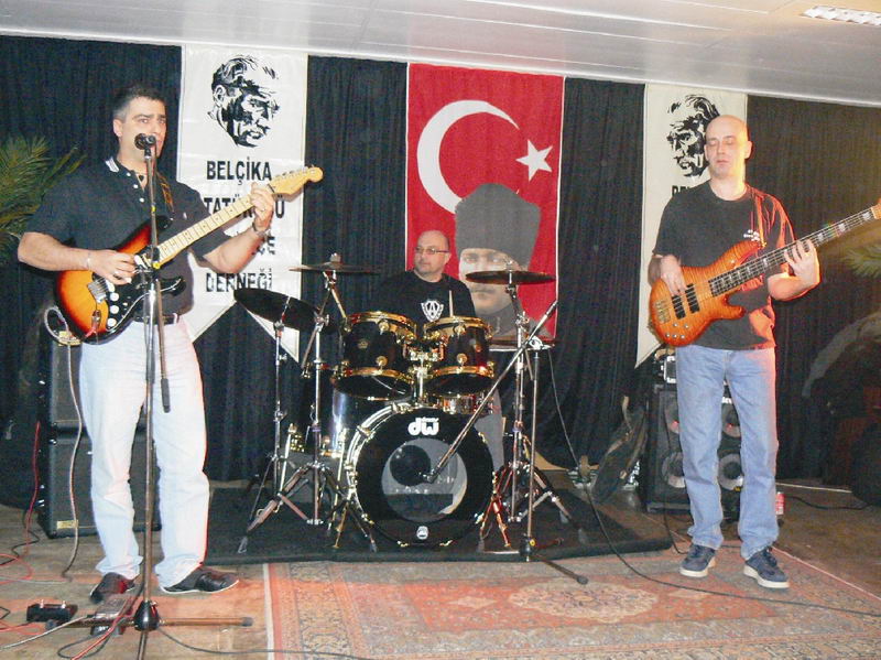 DÜNYA MÜZİKLERİ GECESİ COŞKULUYDU