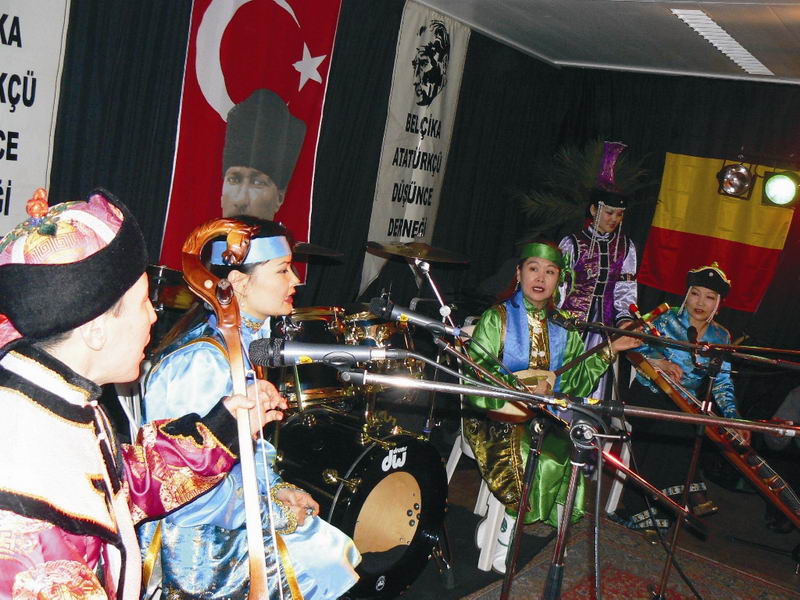 DÜNYA MÜZİKLERİ GECESİ COŞKULUYDU