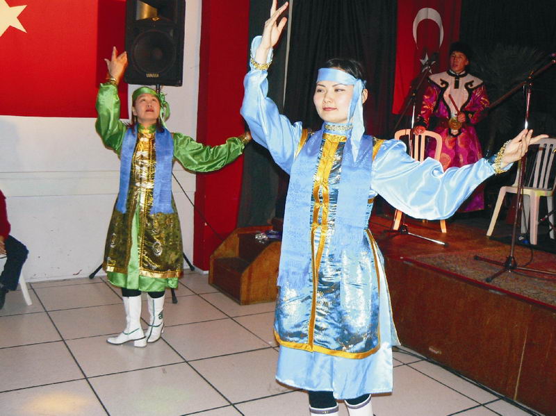 DÜNYA MÜZİKLERİ GECESİ COŞKULUYDU
