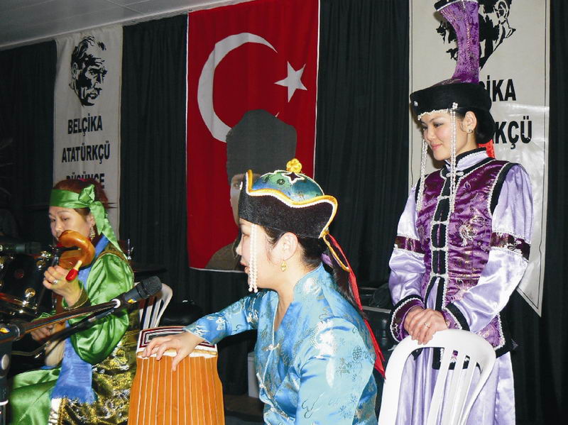 DÜNYA MÜZİKLERİ GECESİ COŞKULUYDU