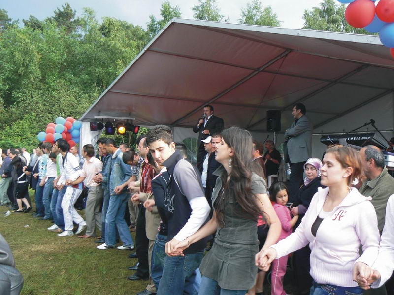 Belçika’da Trabzon Festivalinde Karadenizliler Horon’a doydu