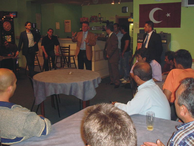 BELÇiKA DIŞiŞLERi BAKANI TÜRK KAHVEHANELERiNi ZiYARET ETTi