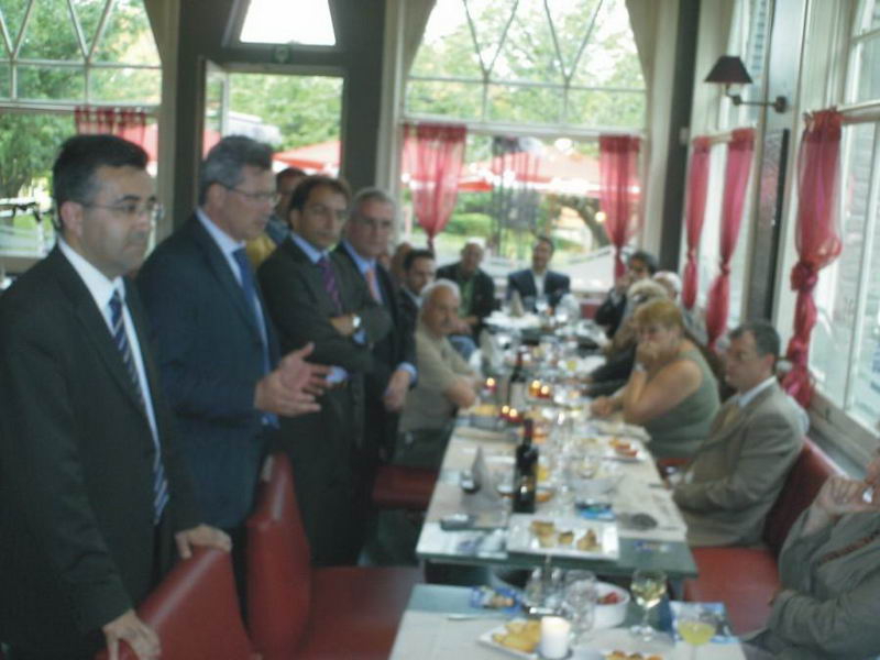 DOMINIQUE MR ADAYLARI ONURUNA YEMEK VERDİ