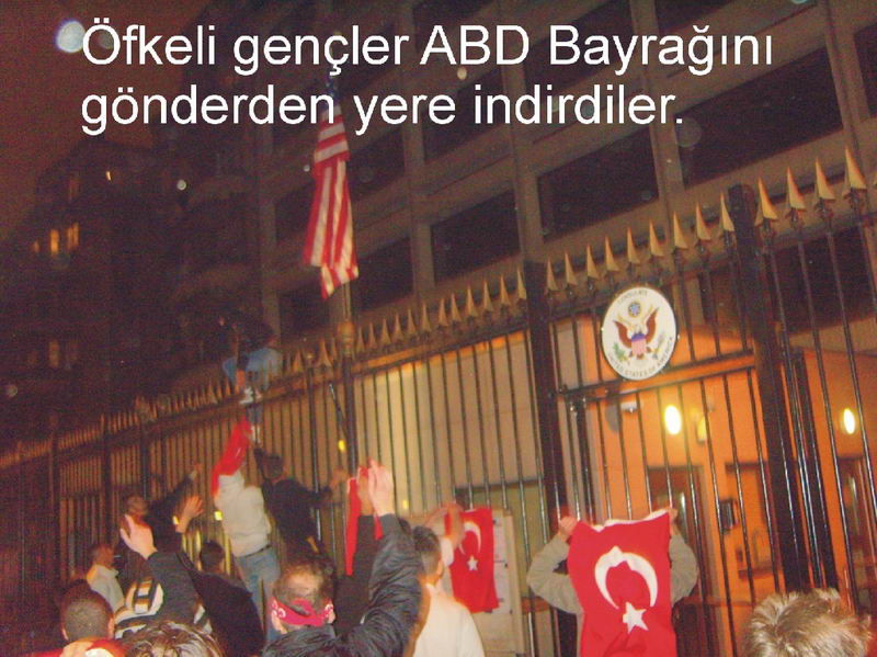 Brüksel'de ABD bayrağını gönderinden indirdiler