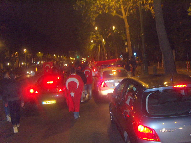 Brüksel'de ABD bayrağını gönderinden indirdiler