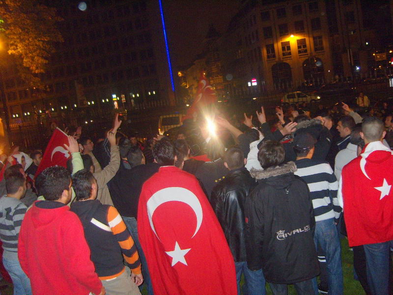 Brüksel'de ABD bayrağını gönderinden indirdiler