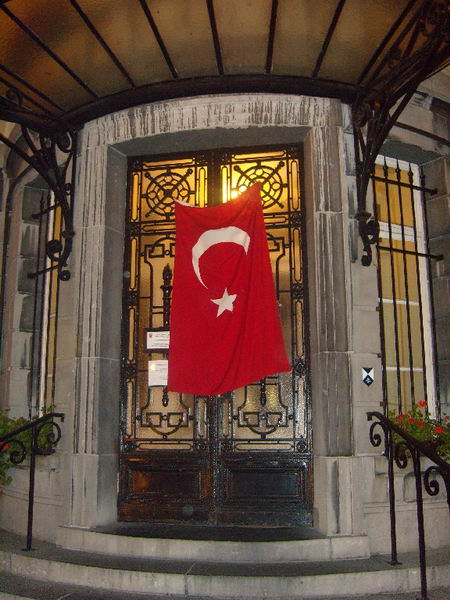 Brüksel'de ABD bayrağını gönderinden indirdiler