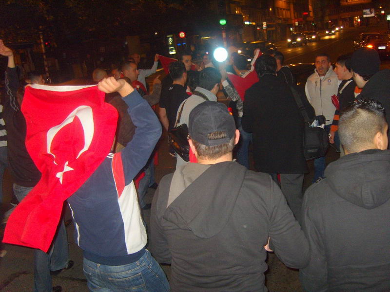 Brüksel'de ABD bayrağını gönderinden indirdiler