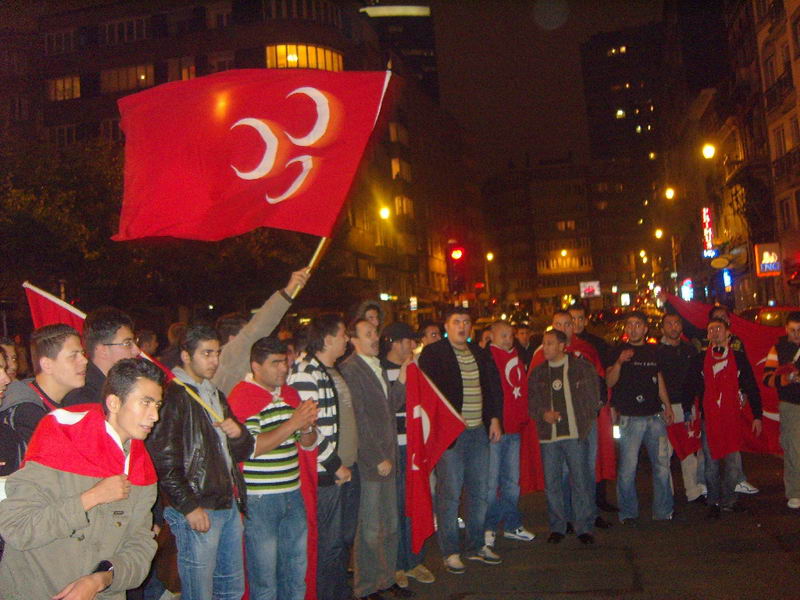 Brüksel'de ABD bayrağını gönderinden indirdiler