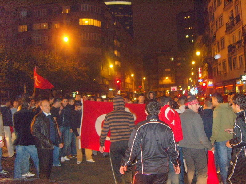 Brüksel'de ABD bayrağını gönderinden indirdiler