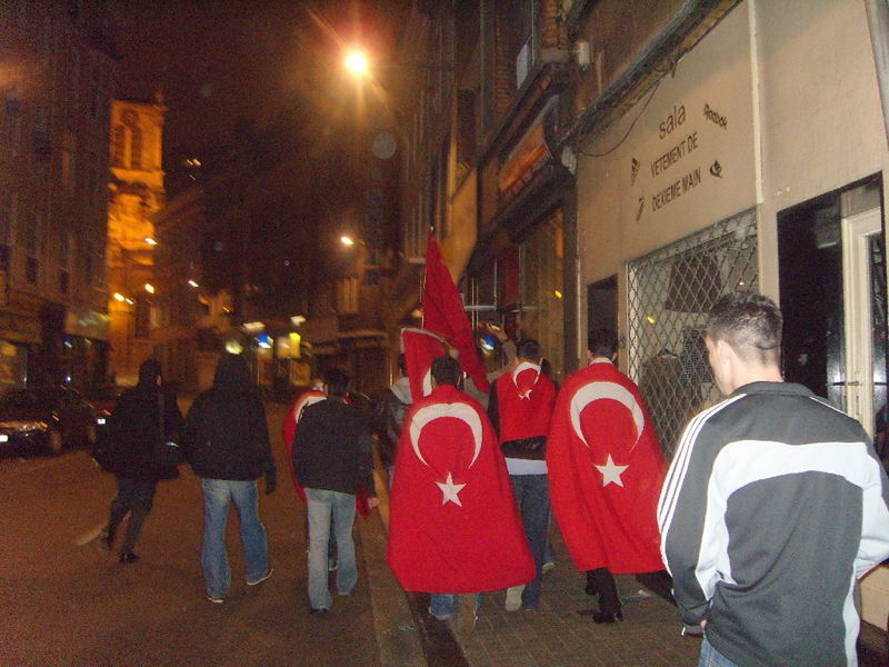 Brüksel'de ABD bayrağını gönderinden indirdiler