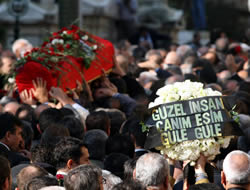 İnönü son kez omuzlarda
