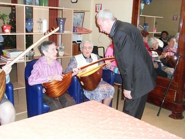 Huzur Evinde Saz çalmak.