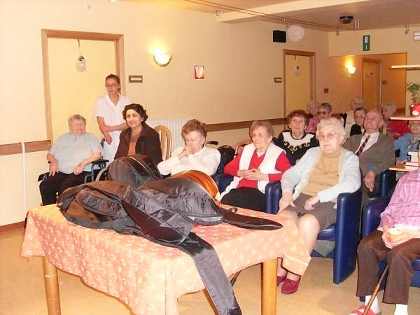 Huzur Evinde Saz çalmak.