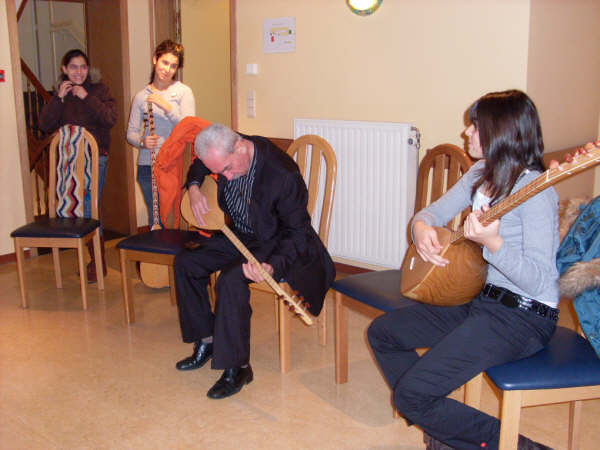 Huzur Evinde Saz çalmak.