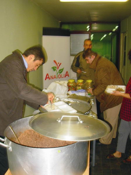 ANATOLIA KURBAN YEMEĞİ DAĞITTI