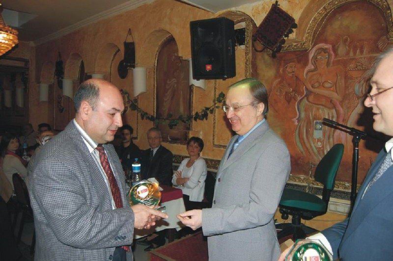 BTSF BÜYÜKELÇİ OLAN MEHMET ÖZYILDIZ’A TEŞEKKÜR PLAKETİ VERDİ