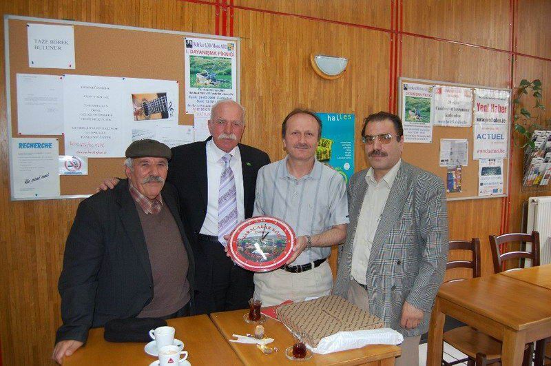 Karacalar'dan Gazeteci Cinal'a hediye