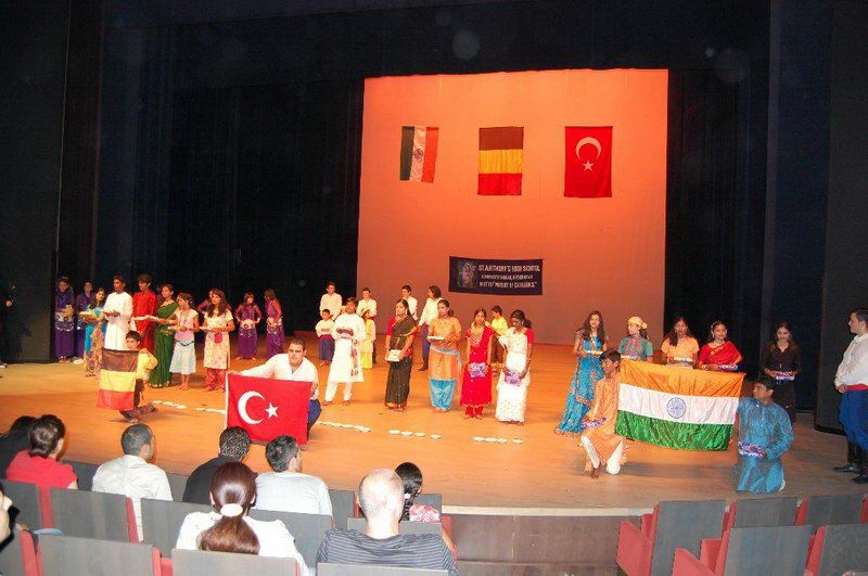 Hint ve Türk dostluk gösterisi ayakta alkışladı