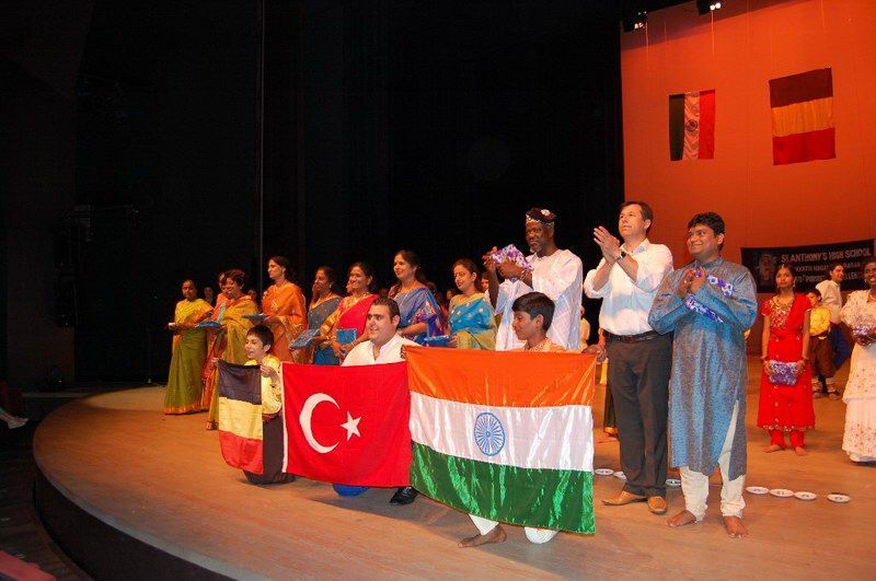 Hint ve Türk dostluk gösterisi ayakta alkışladı
