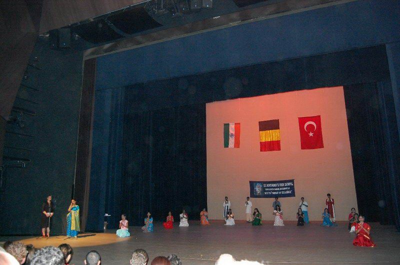 Hint ve Türk dostluk gösterisi ayakta alkışladı