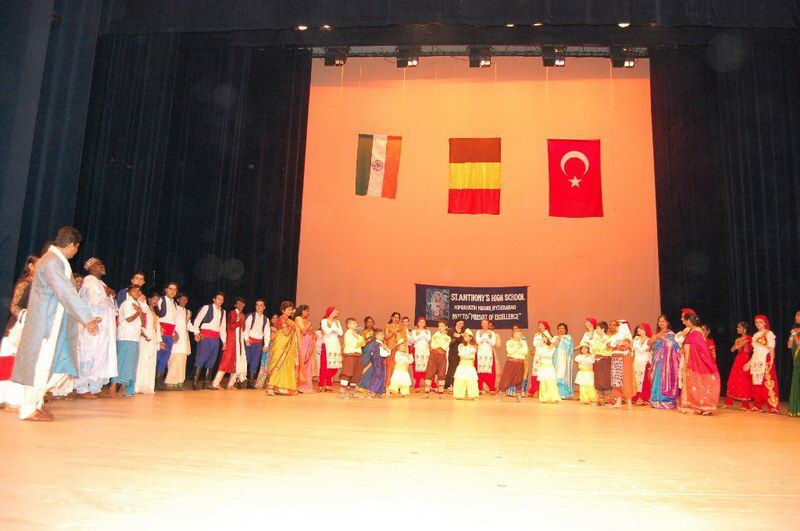 Hint ve Türk dostluk gösterisi ayakta alkışladı
