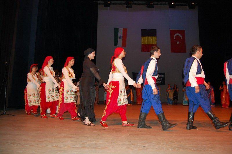 Hint ve Türk dostluk gösterisi ayakta alkışladı
