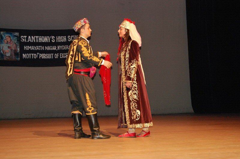 Hint ve Türk dostluk gösterisi ayakta alkışladı