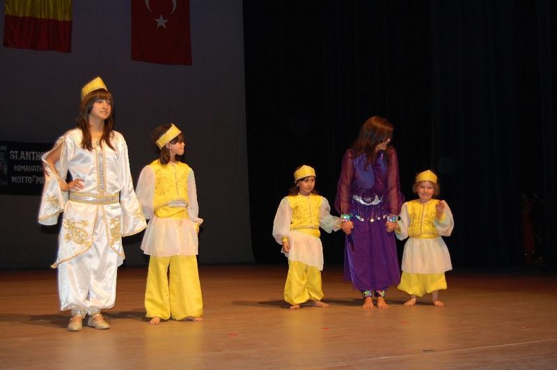 Hint ve Türk dostluk gösterisi ayakta alkışladı