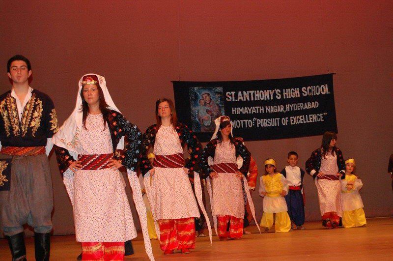 Hint ve Türk dostluk gösterisi ayakta alkışladı