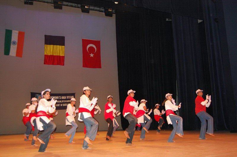 Hint ve Türk dostluk gösterisi ayakta alkışladı