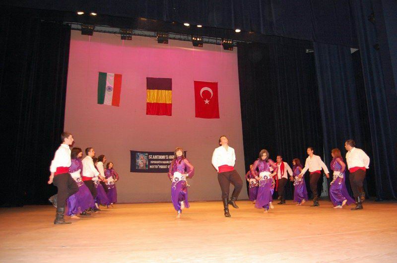 Hint ve Türk dostluk gösterisi ayakta alkışladı