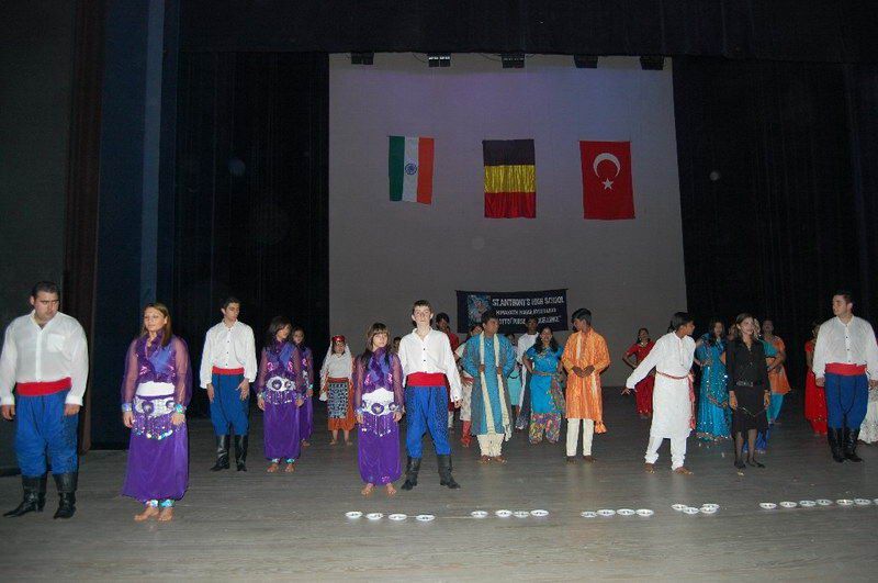 Hint ve Türk dostluk gösterisi ayakta alkışladı