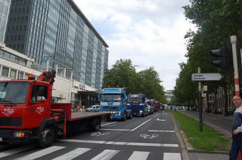 Kamyoncular Brüksel Trafiğini kilitledi