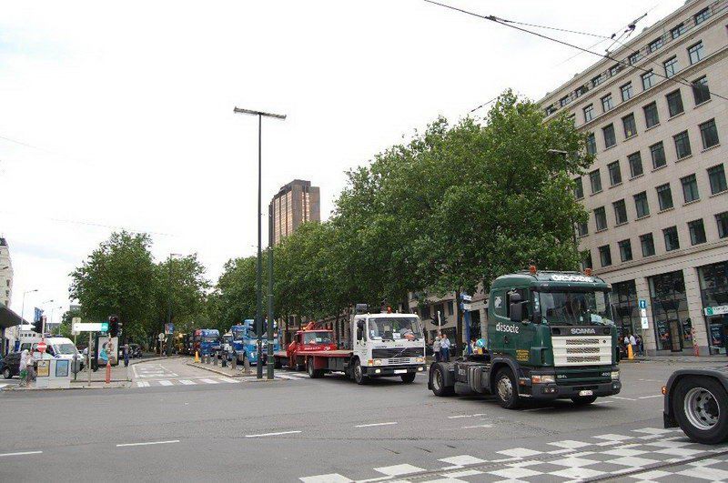 Kamyoncular Brüksel Trafiğini kilitledi