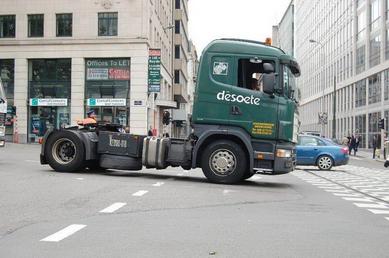 Kamyoncular Brüksel Trafiğini kilitledi